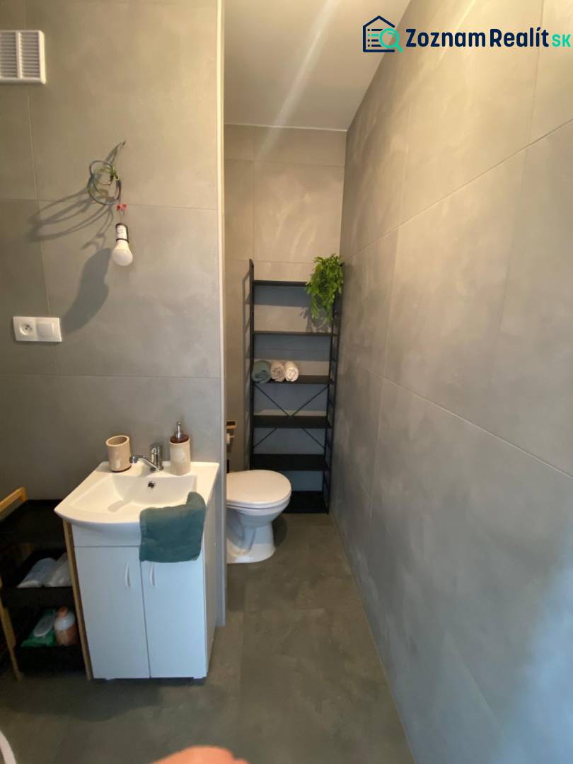 Na prenájom štýlový a moderný 2 izbový byt v centre Dunajskej Stredy - Kúpeľňa s umývadlom a toaletou v 2-izbovom byte, doplnená poličkou na uteráky.