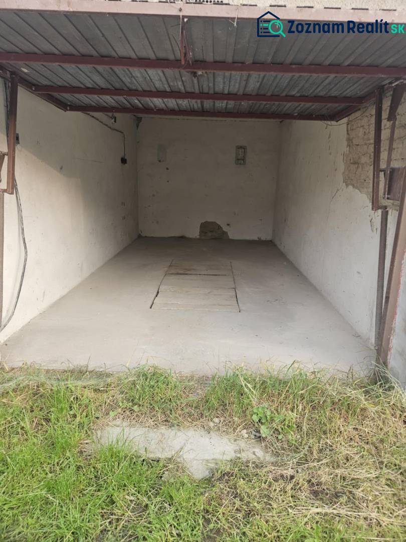 Predaj garáže, Nevädzová, Nevädzová, Dunajská Streda - Otvorená garáž s betónovou podlahou a trávnatým vstupom v Dunajskej Strede.