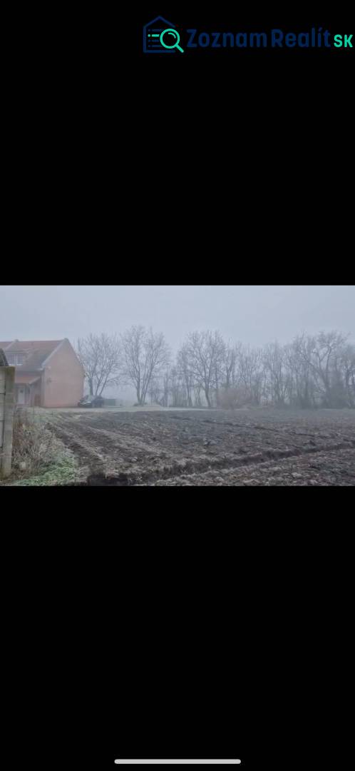 Pozemok-Bohelov - Hmlistá krajina so zvláštnymi nehnuteľnosťami a políčkom v Boheľove.