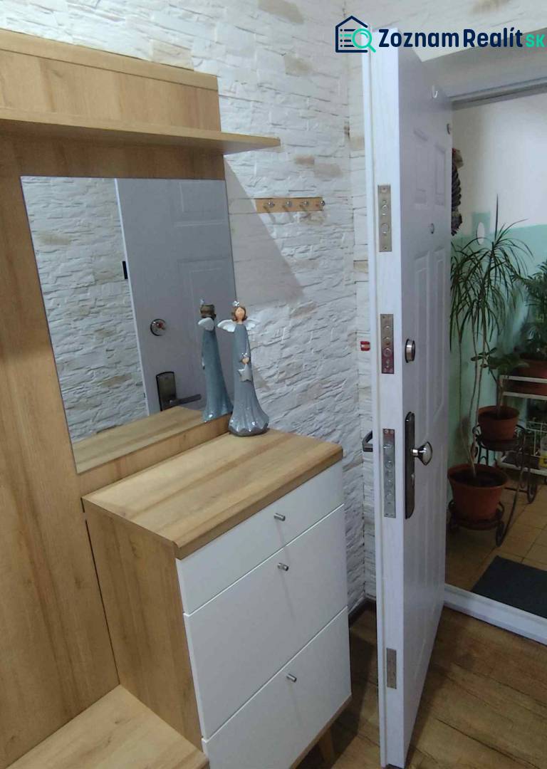 ☎️ 0918197701-Predám 3 izbový byt s loggiou po kompletnej rekonštrukci - Vstupná hala v 3-izbovom byte s podlahou s dreveným dekorom a bielymi dverami.