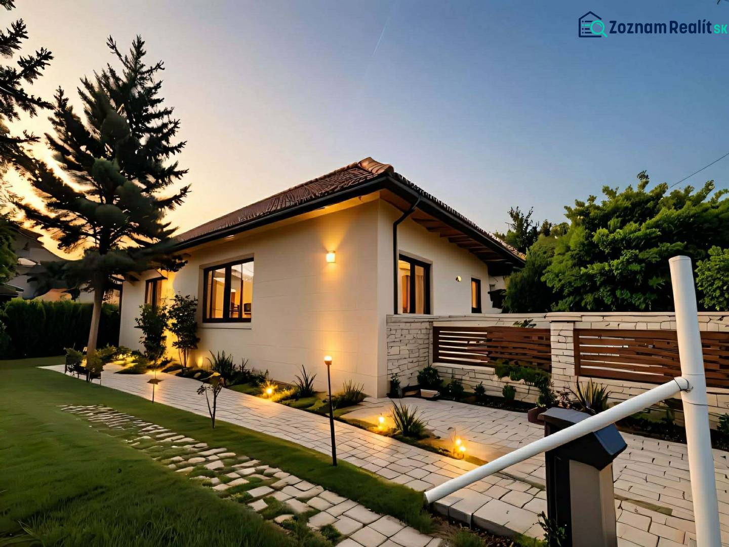 ☎️ 0918197701- Na predaj starší rodinný dom vhodný na kompletnú presta - Rodinný dom v Dunajskom Klátove s osvetlenou záhradou a upraveným chodníkom pri západe slnka.