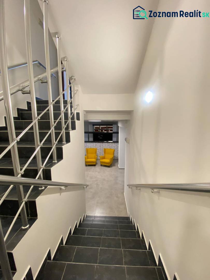 ☎️ 0918197701-Na prenájom väčší obchodný priestor 230 m² v suteréne v  - Schodisko vedúce do miestnosti s dvoma žltými kreslami v obchodných priestoroch.