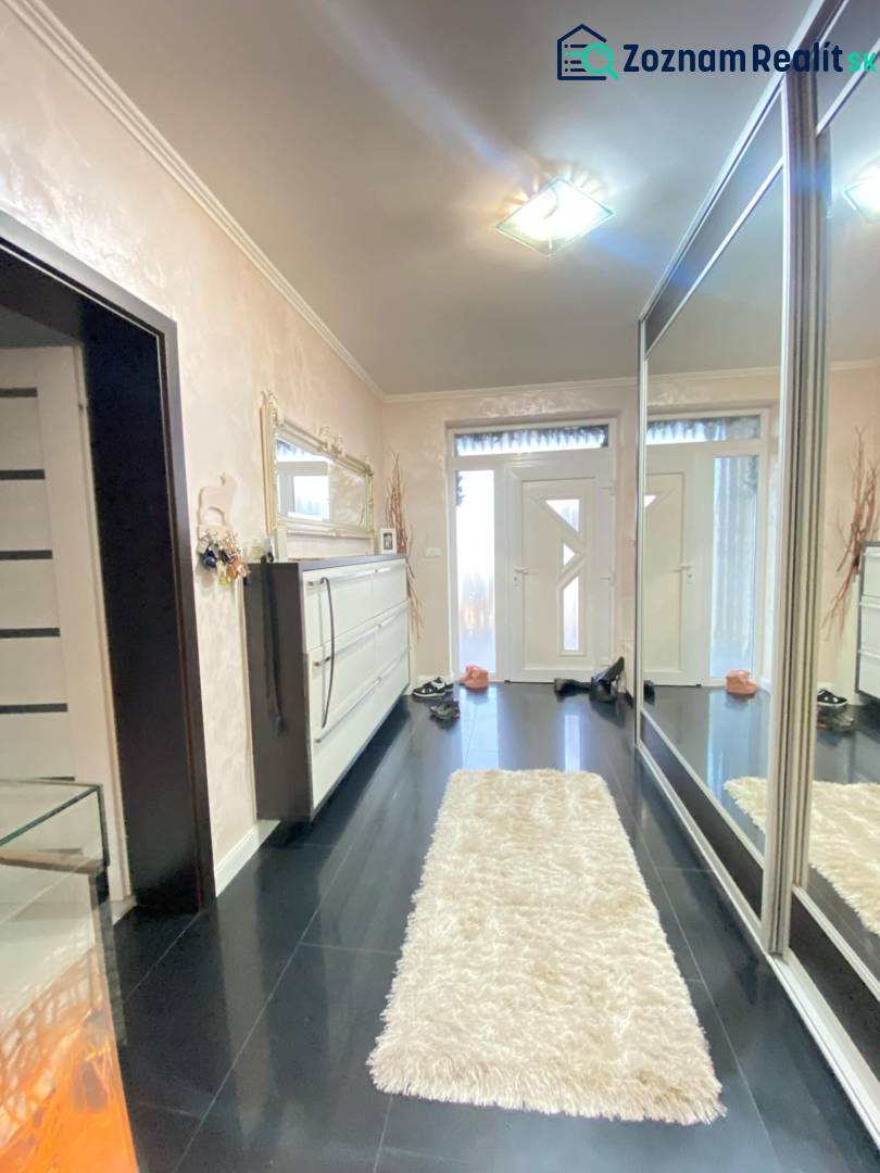 ☎️ 0918197701- 296 900, - € Znížená cena   !!!Na predaj krásny, štýlov - Chodba v rodinnom dome so zrkadlovou skriňou, bielym kobercom a čiernou podlahou.
