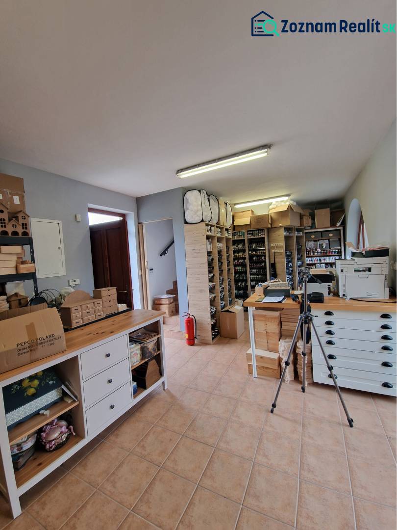 ☎️ 0918197701-PREDAJ/PRENÁJOM obchodný priestor na pešej zóne v blízko - Obchodné priestory s regálmi, krabicami a kancelárskym vybavením na dlažbe.