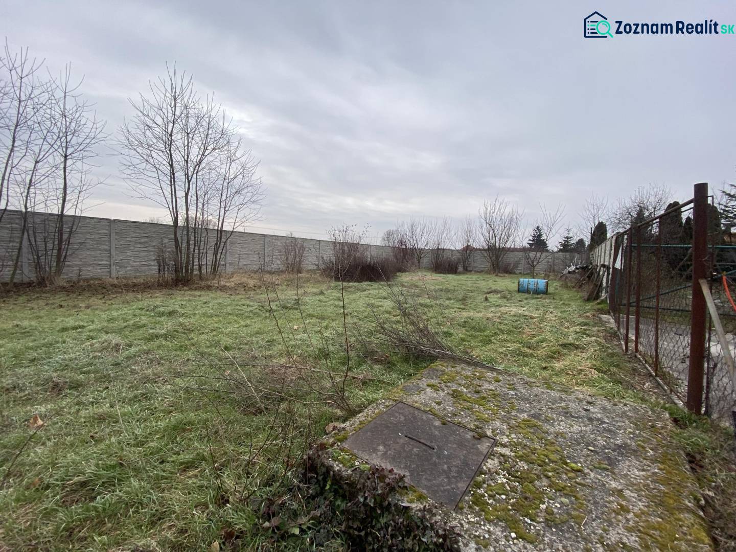 ☎️ 0918197701- Na predaj stavebný pozemok na stavbu RD v Gabčíkove / 9 - Pozemky - bývanie v Gabčíkove, zahŕňajú trávnatú plochu s plotom a stromami.