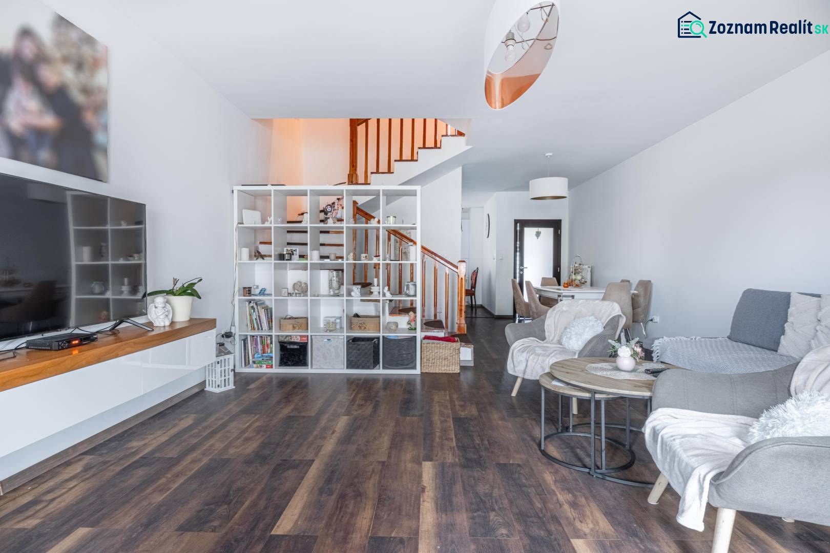 ☎️ 0918197701-Na predaj 5 izbový poschodový rodinný dom s 2 garážou v  - Obývačka v rodinnom dome s podlahou s dreveným dekorom, sedačkou a schodiskom.