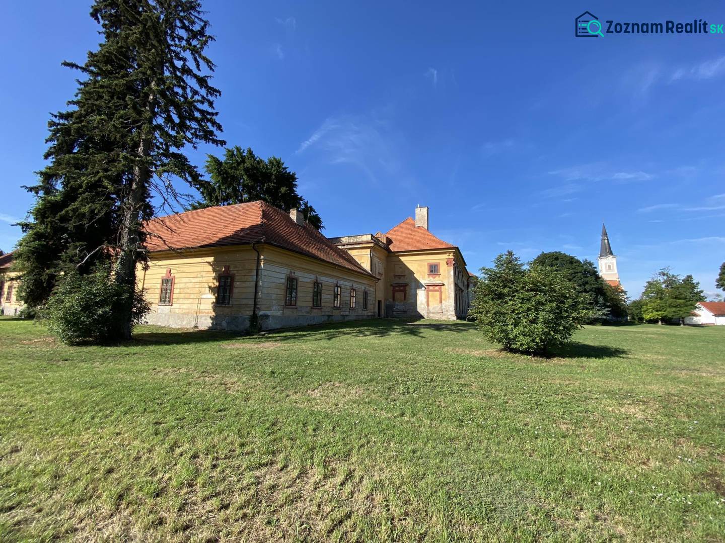 ☎️ 0918197701-Predám stavebný pozemok v obci Tomášikovo - Historická budova v Tomášikove obklopená zeleňou, ideálne pre Pozemky - bývanie.