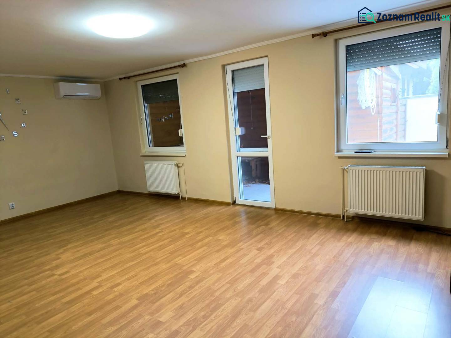 ☎️ 0918/197 701  ZNÍŽENÁ CENA   159 000,- €   Na predaj 3 izbový rodin - Izba s podlahou s dreveným dekorom v rodinnom dome, radiátory, okná a klimatizácia.