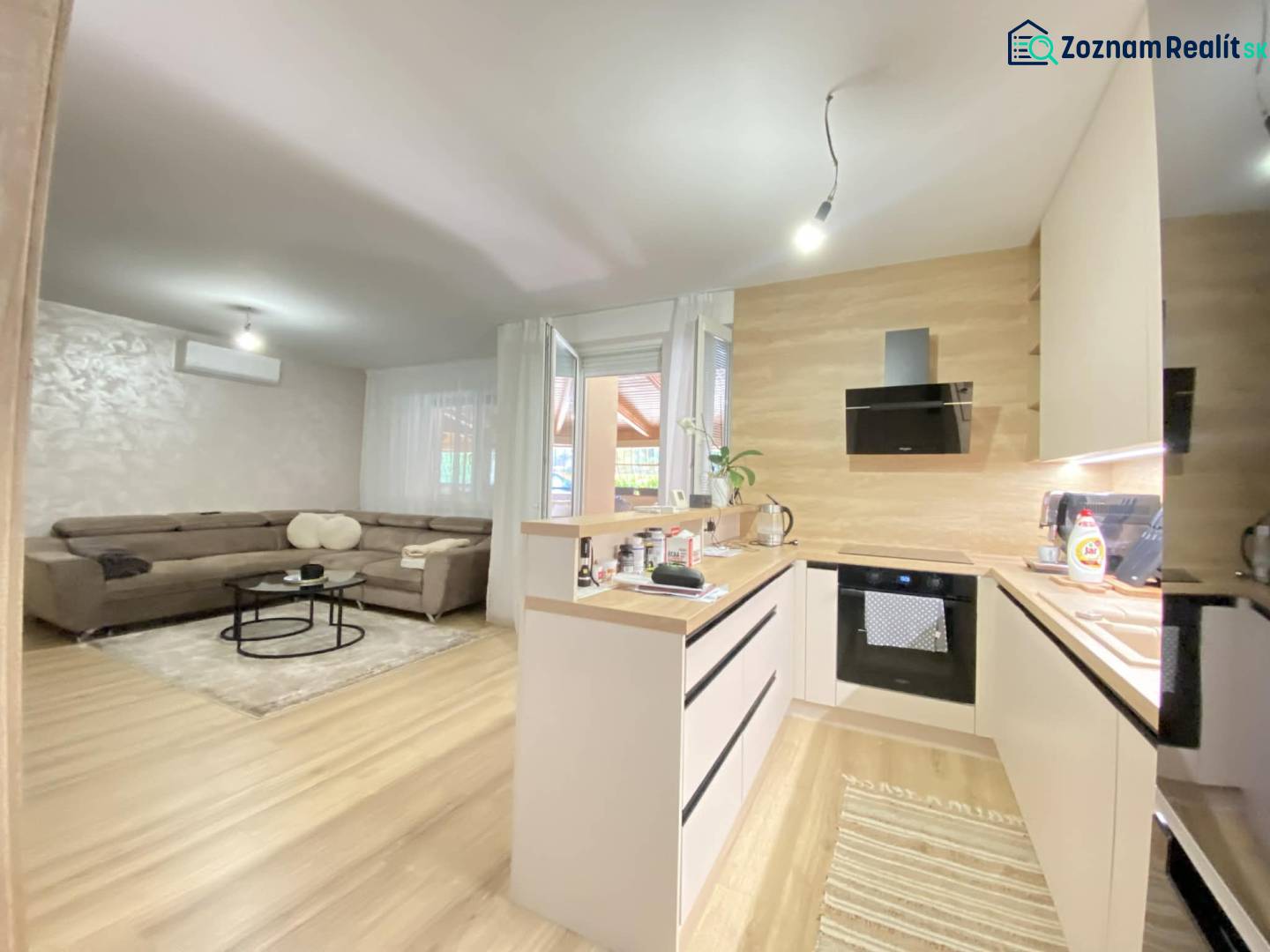 ☎️ 0918/197 701 Predám priestranný  3 izbový  byt s veľkou terasou a m - Kuchyňa a obývačka spojená v 3-izbovom byte s podlahou s dreveným dekorom.