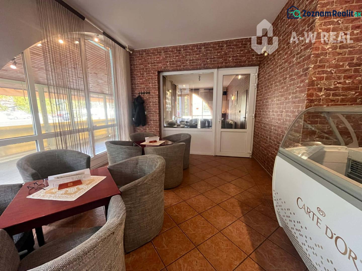 ☎️ 0918/197 701 SUPER INVESTÍCIA !  Znížená cena !!Obchodný priestor n - Obchodné priestory so sedením, tehlovým obkladom a vitrínou, ideálne pre kaviareň.