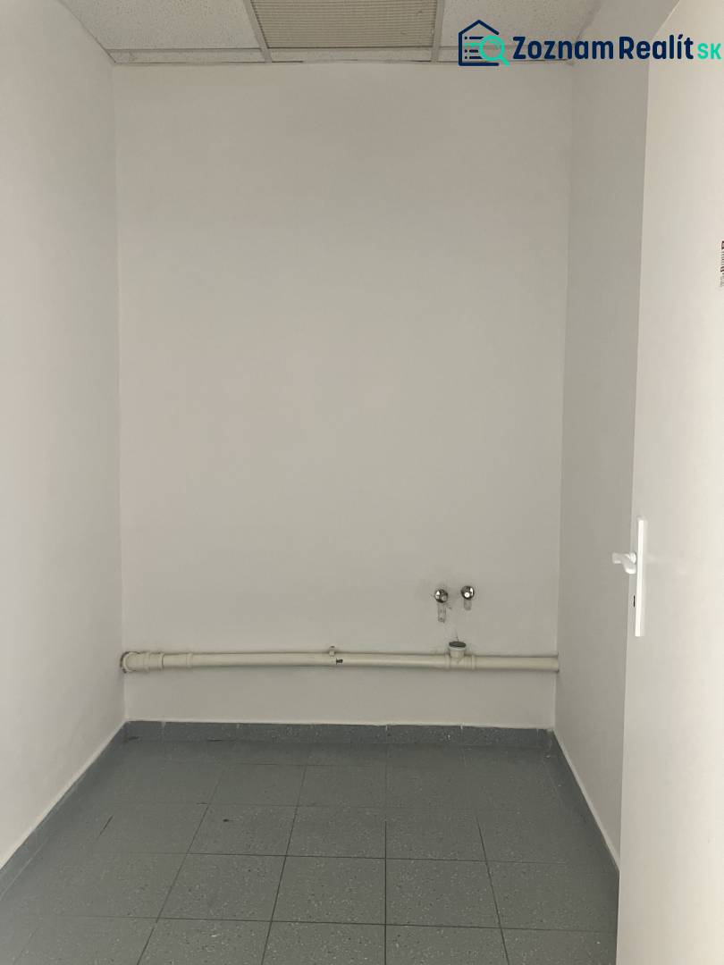 0911 234 656 Prenájom obchodný priestor v centre mesta - Biele steny s dlažbou a prívod vody v obchodných priestoroch.