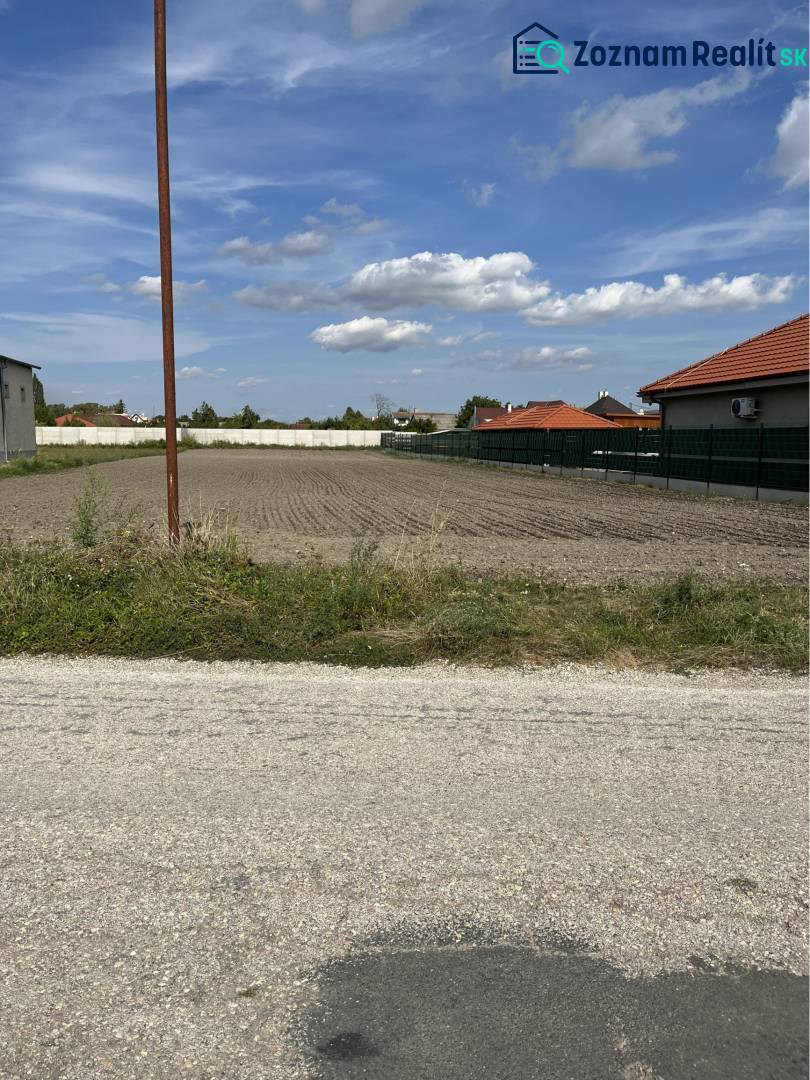 ZNÍŽENÁ CENA! Veľký, 2038 m2 stavebný pozemok v Holiciach! - Pozemky pre bývanie v Holiciach so zoranou pôdou, vesnickou cestou a plotom.