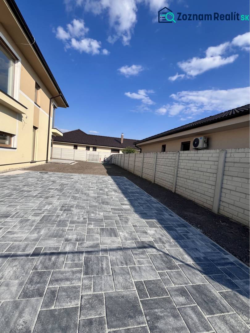 Jedinečný 5 izbový dom na predaj v TOP lokalite-GARDEN TOWN - Dláždená cesta pri rodinnom dome v meste Dunajská Streda na ulici GARDENTOWN.