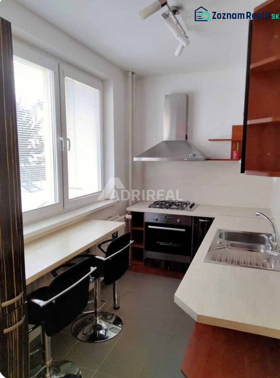 PREDAJ: 1i byt rekonš.; 34,51 m2; KEŽMAROK; 96.000€ - Kuchynský kút v 1-izbovom byte s barovým pultom a spotrebičmi.