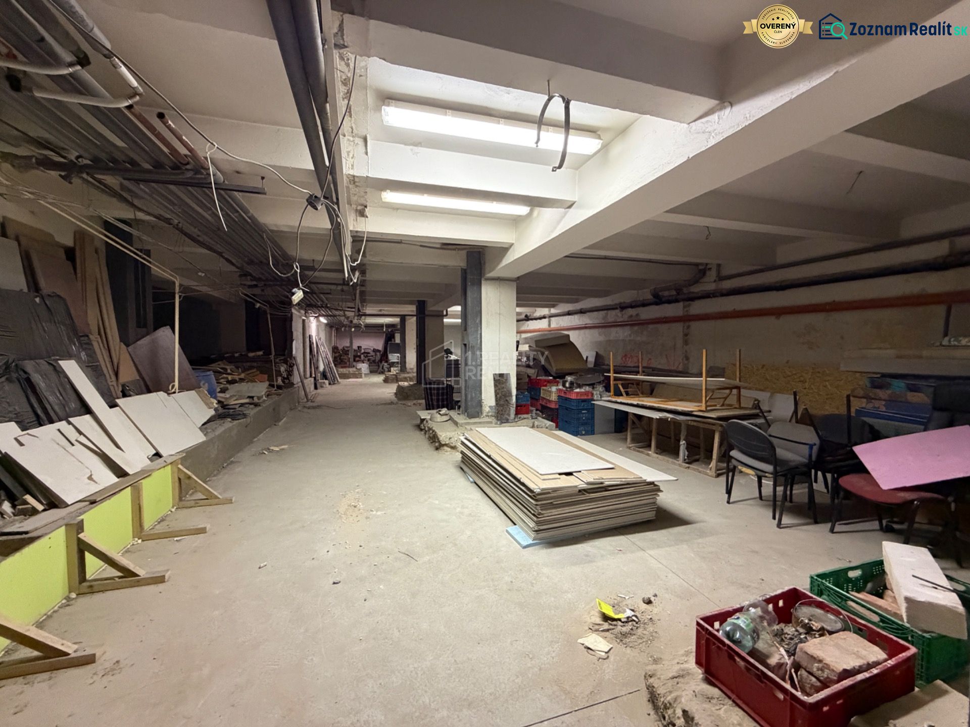 Gastro priestor 770m2, 200 miest na sedenie - prenájom v centre Žiliny - Rozostavané gastro priestory s rôznym materiálom na podlahe a stoloch.