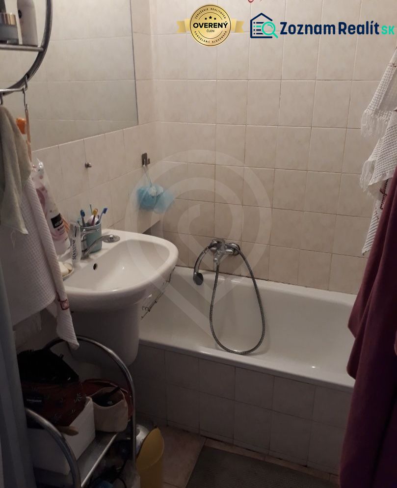 Na predaj 1.izbový byt v širšom centre mesta pri trhovisku. - Kúpeľňa v 2-izbovom byte s umývadlom, vaňou a úložným priestorom.