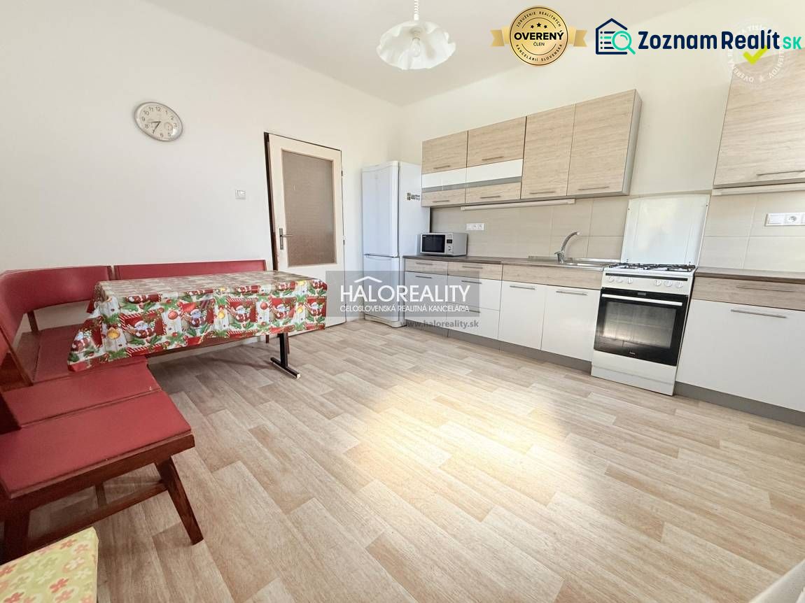 Predaj, rodinný dom Lipová, 3-izbový - Kuchyňa v rodinnom dome s rohovou lavicou, stolom a podlahou s dreveným dekorom.