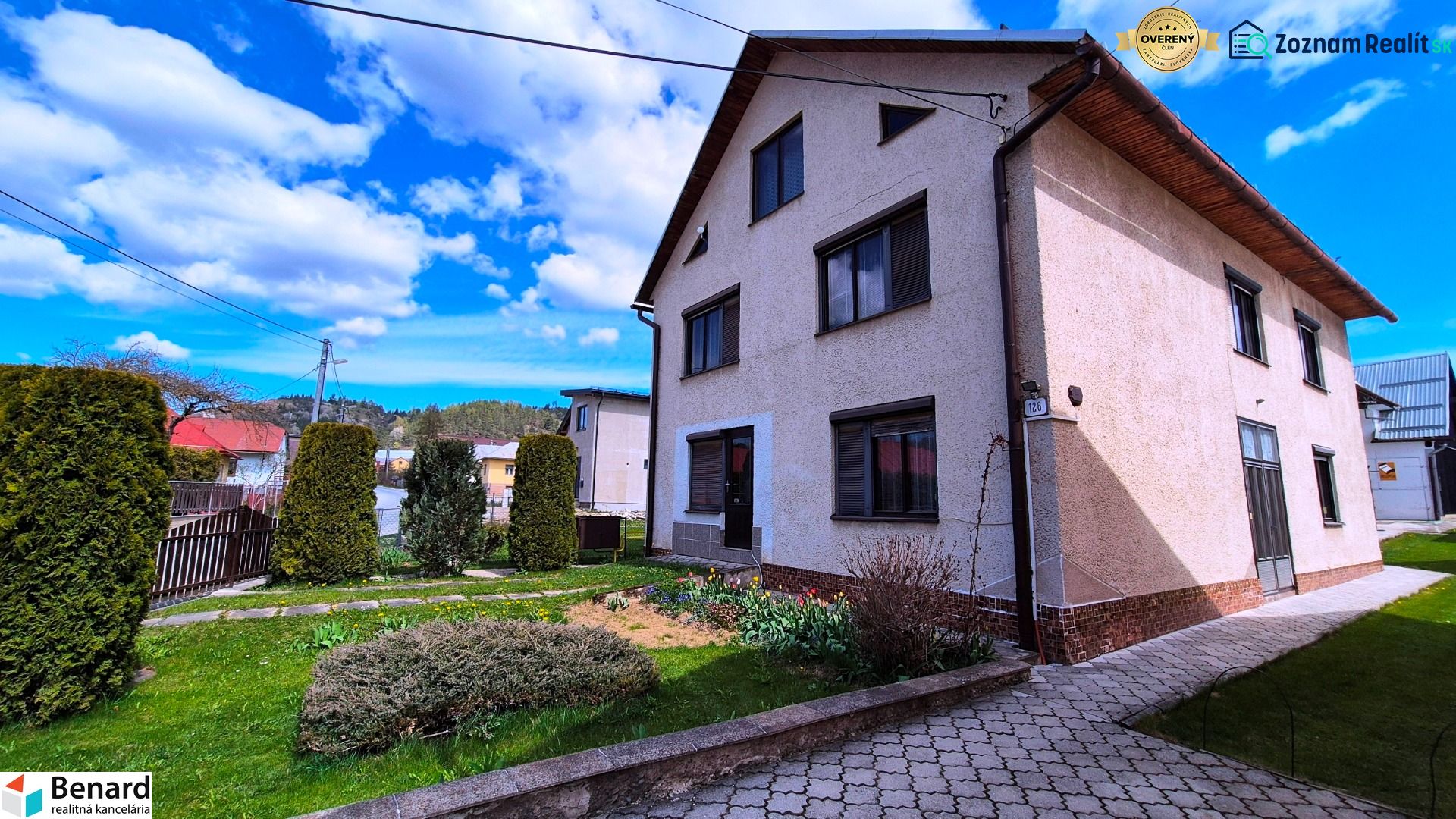 2 PODLAŽNÝ RODINNÝ DOM S PRÍSTAVBOU, 1064m2, JARABINA; - Rodinný dom na ulici Jarabina v Jarabine obklopený záhradou a dláždeným chodníkom.