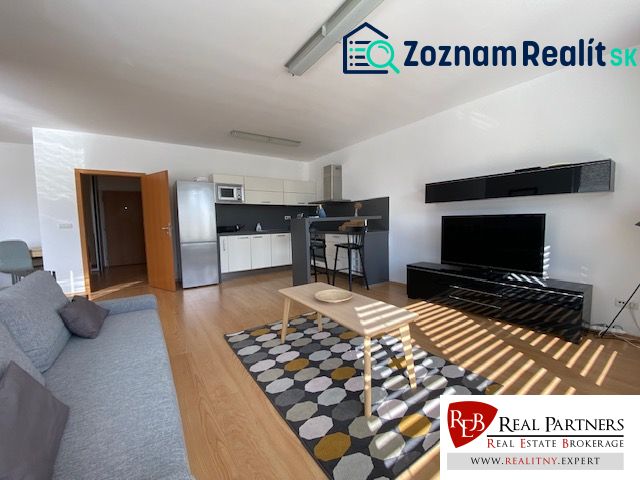 Prenájom 2 izbový 78 m2 + 30 m2 terasa,novostavba Koliba,zariadený - Obývacia izba s kuchynským kútom v 2-izbovom byte, podlaha s dreveným dekorom, svetlý interiér.