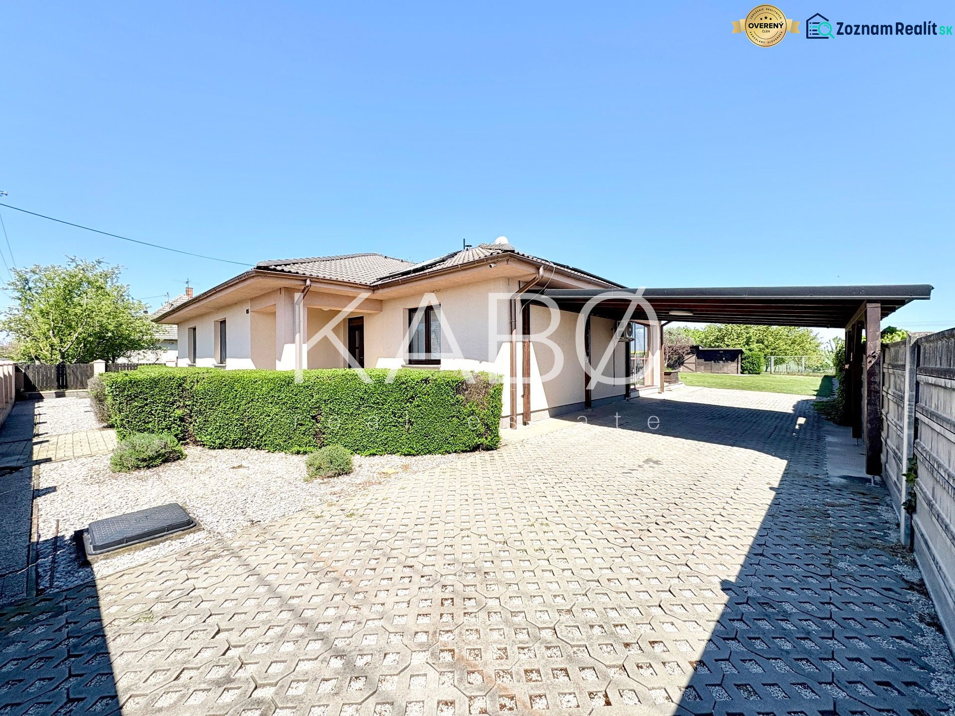 Nadštandardný 5-izbový RD - veľkorysý pozemok - moderné technológie - Rodinný dom na Močenskej ulici v Cabaji-Čápore s krytým parkovacím miestom a živým plotom.
