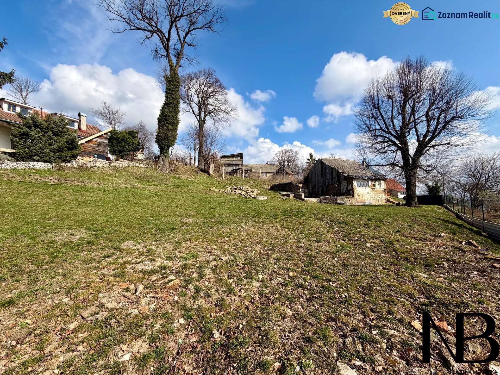 Na predaj slnečný pozemok, 1066 m², rodinný dom (LV),  Lubina - Jarná panoráma z ulice v Lubine ideálna pre Pozemky - bývanie.