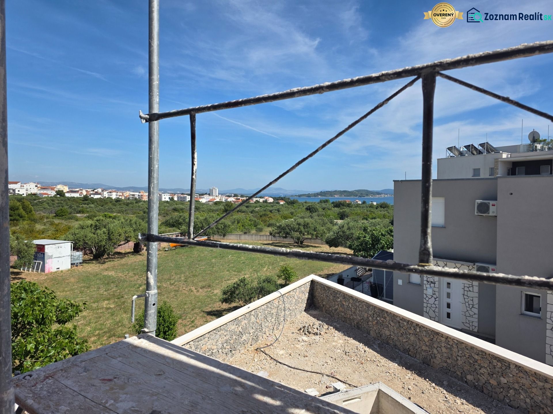 CHORVÁTSKO  - Apartmány v krásnej dedinke TRIBUNJ - Výhľad z 3-izbového bytu v TRIBUNJ ukazuje stavbu a panorámu s morom.