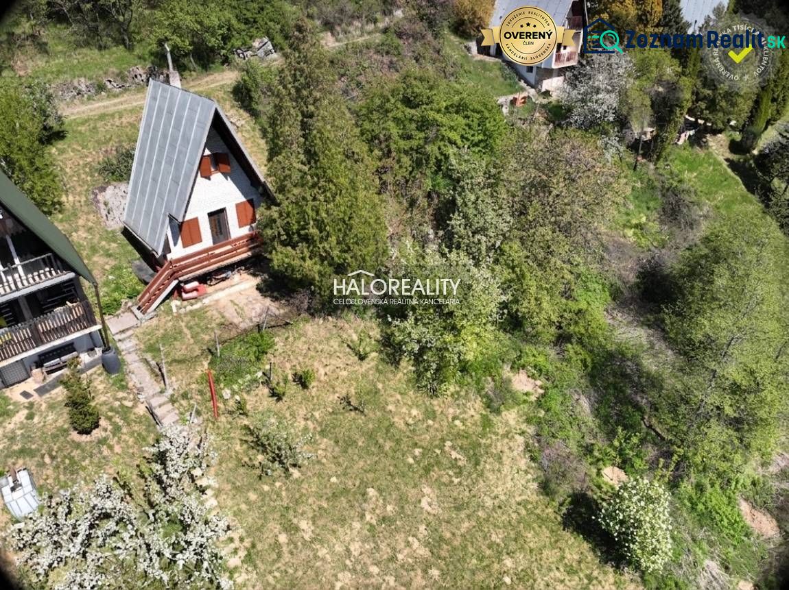 Predaj, chata Chyžné - EXKLUZÍVNE HALO REALITY - Chata v Chyžnom obklopená zeleňou a blízkymi stavbami, ideálne pre oddych.