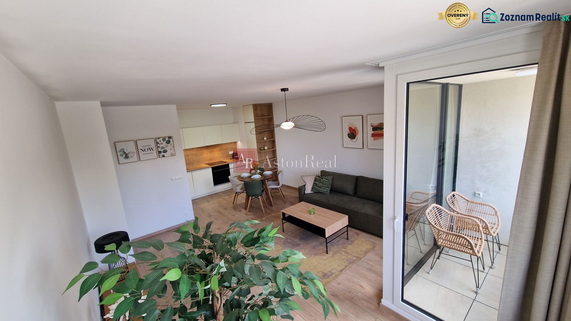 Exkluzívne 2 izbový byt POPRAD Karpatská, s garaž. st., balkón, 58 m2 - Interiér 2-izbového bytu s podlahou s dreveným dekorom, moderným nábytkom a balkónom.
