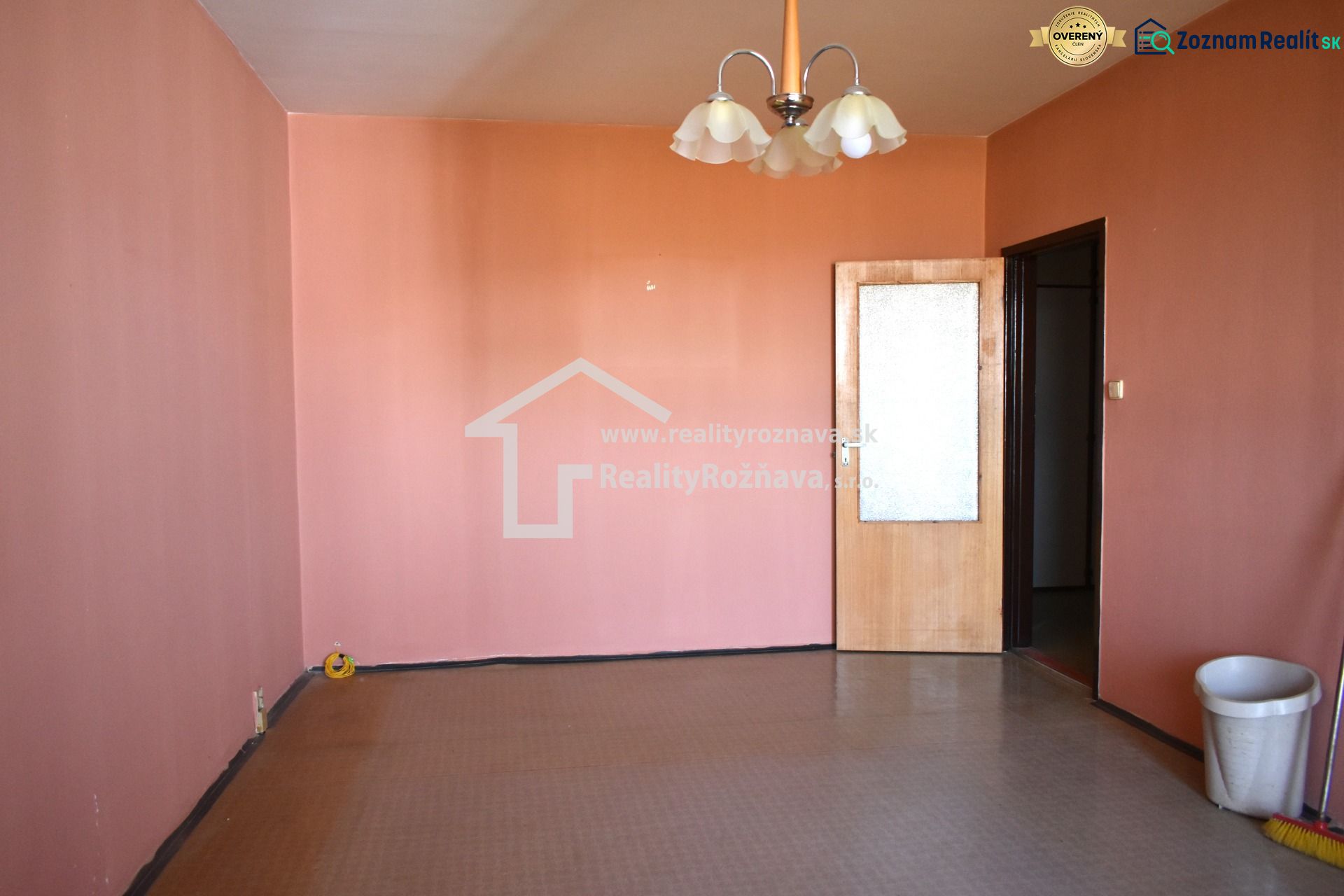  REZERVOVANÉ 3-izbový byt s balkónom na sídlisku Juh - Izba s ružovými stenami a hnedou podlahou v 3-izbovom byte.