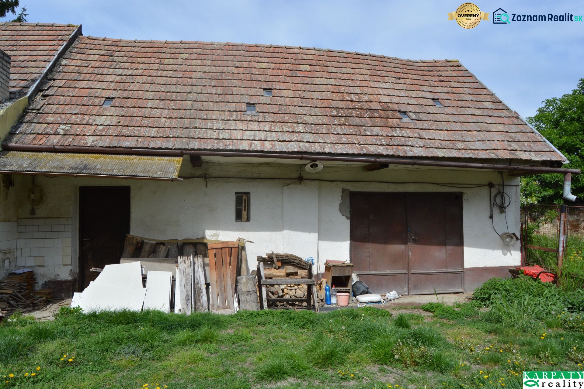 Domček na chalupárčenie s veľkým pozemkom s termál kúpaliskom v obci! - Rodinný dom v Horných Salibách so starou strechou a neudržiavaným vonkajším priestorom.