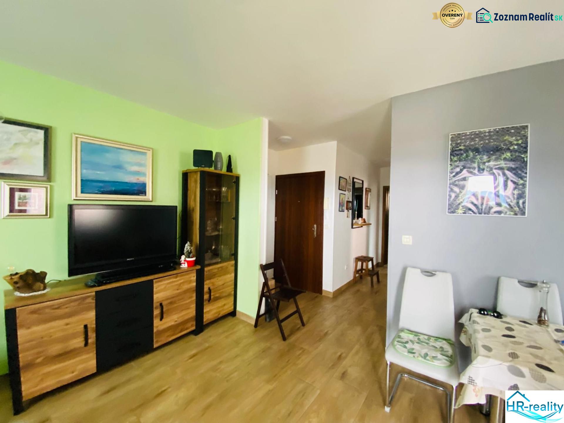 Brač(HR)–Apartmán s výhľadom na more - Obývacia izba v rekreačnom apartmáne s televízorom a dekoráciami, podlaha s dreveným dekorom.