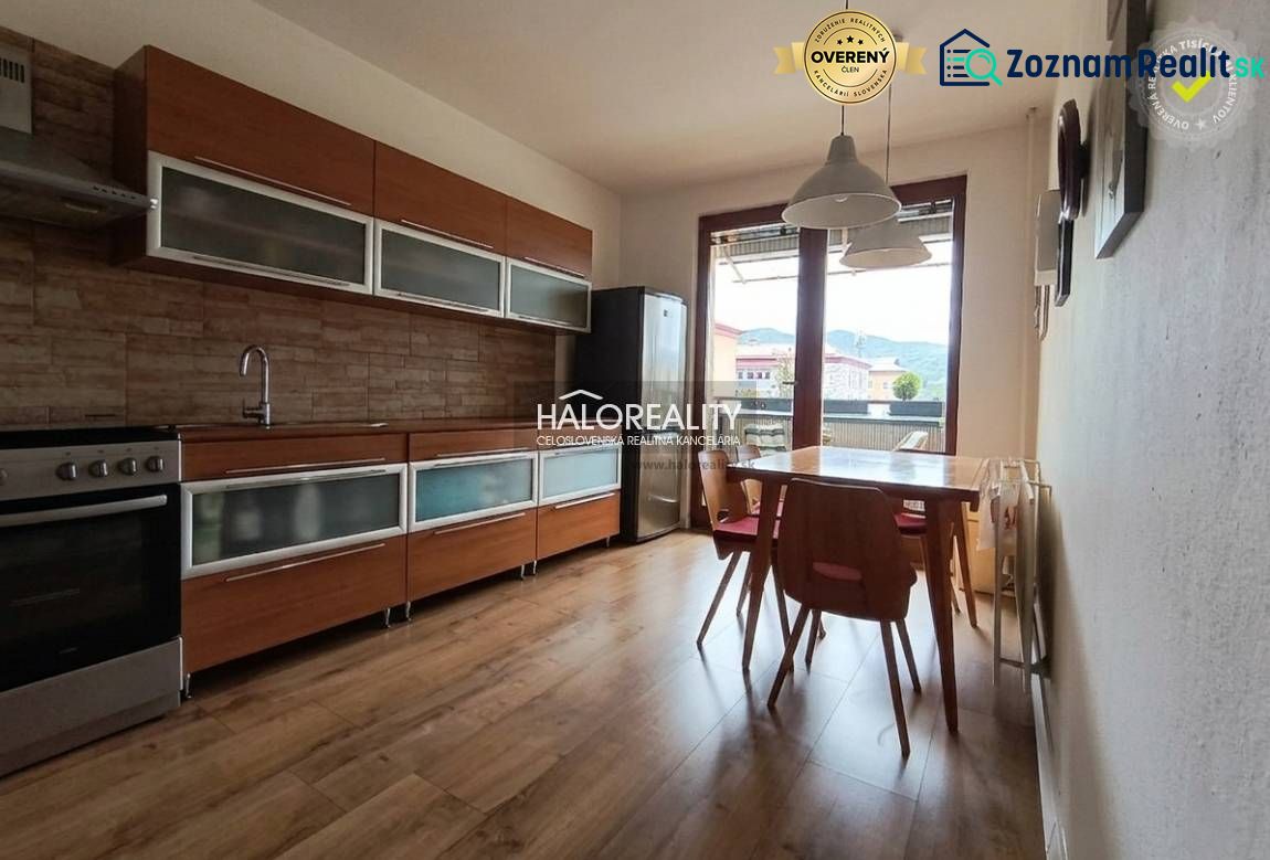 Predaj, trojizbový byt Revúca, Panoramatický výhľad ... - Kuchyňa v 3-izbovom byte s podlahou s dreveným dekorom a jedálenským stolom.