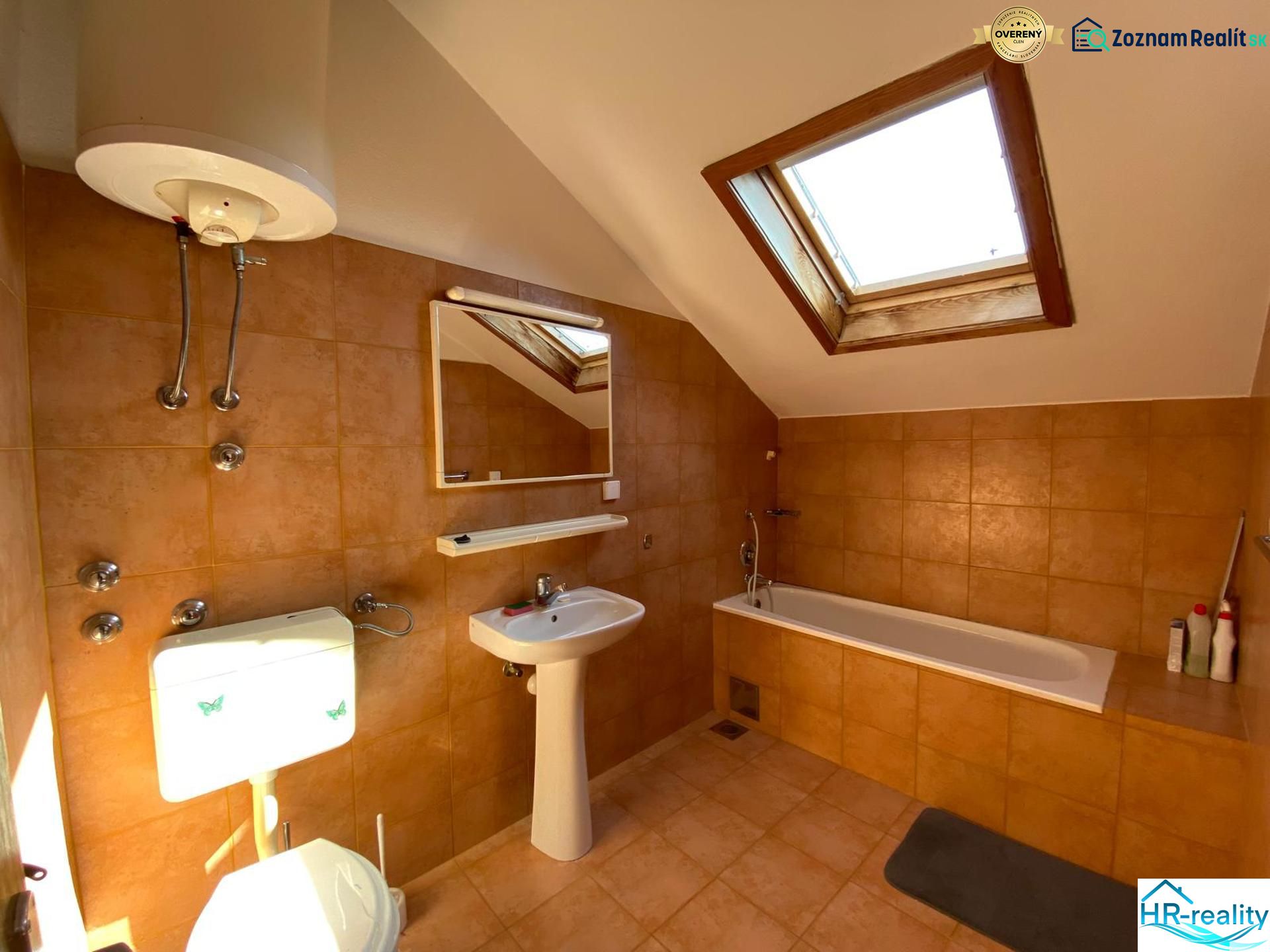 Brač(HR)–Zariadený apartmán 56m2 s výhľadom na more - Kúpeľňa v rekreačnom apartmáne s vaňou a strešným oknom.