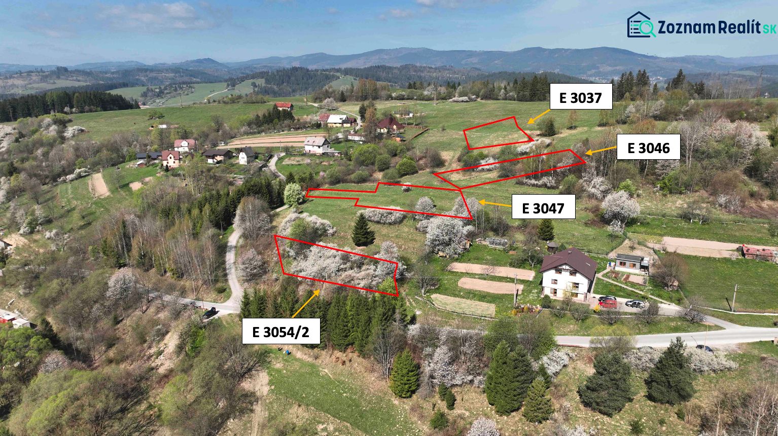 Svrčinovec (Komasácia) – 1/1 POZEMKY pri obci - Letecký pohľad na poľnohospodárske a lesné pozemky v Svrčinovci s označenými parcelami.
