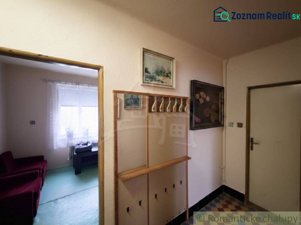 Vymením dom s veľkou záhradou v obci Mýtna za 2 i byt v Lučenci - Chodba v rodinnom dome so šatníkom a výhľadom na izbu.