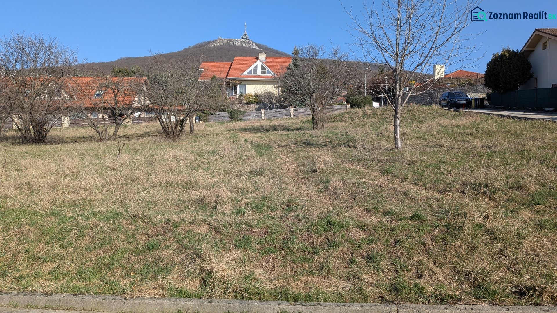 Lukratívny stavebný pozemok 936 m2 pod Zoborom, Višňová ulica - Pozemok na Višňovej ulici v Nitre s výhľadom na kopce, ideálny pre bývanie.