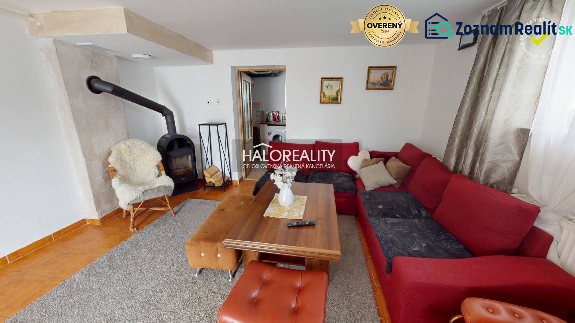 Predaj, rodinný dom Vitanová - EXKLUZÍVNE HALO REALITY - Obývačka v rodinnom dome s krbom, pohodlnou pohovkou a dreveným stolom.