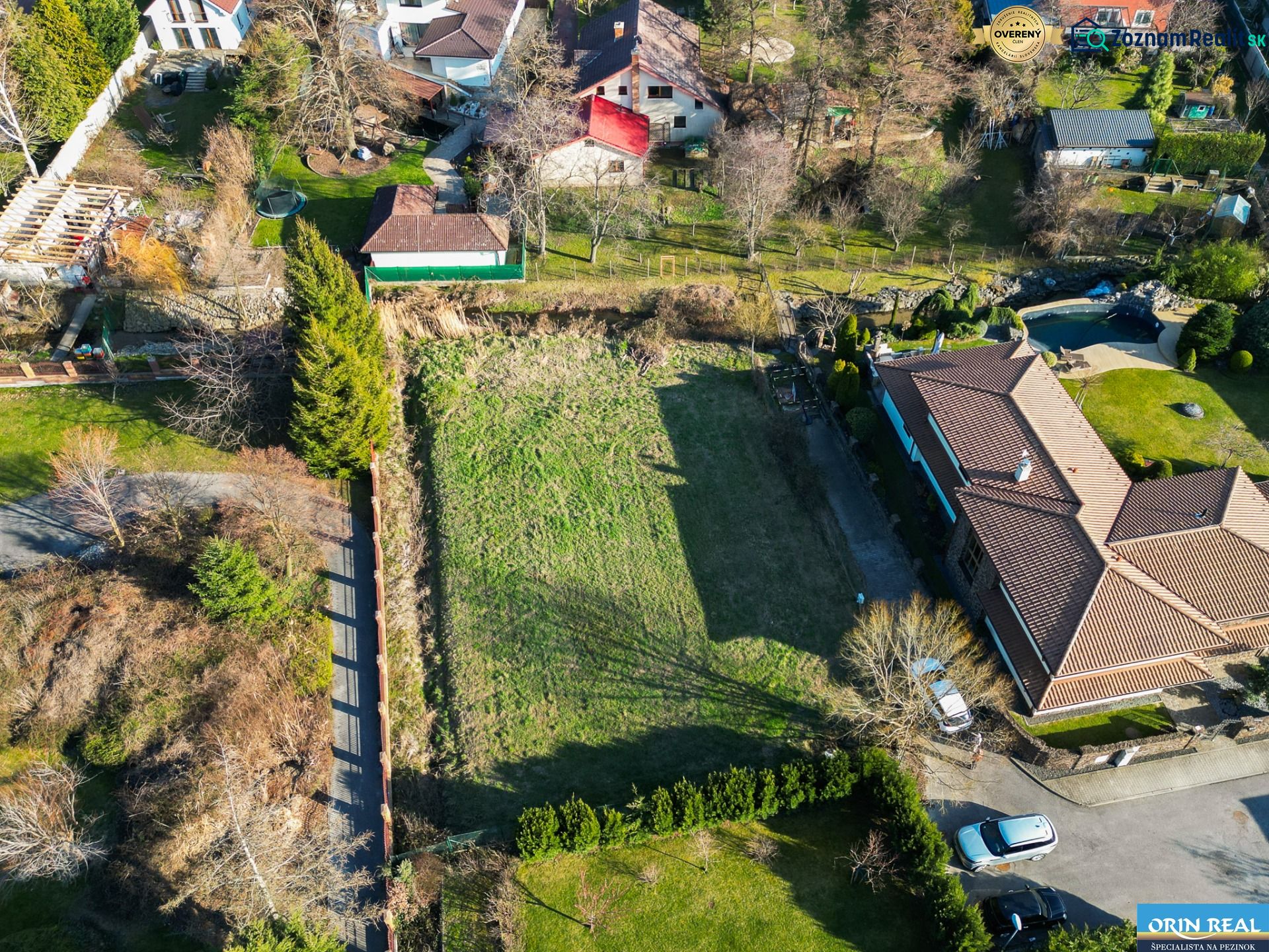  SP V LIMBACHU - 1310 m2 - SO ST.POVOLENÍM A PROJEKTOM V CENE - Na ulici Družstevná pozemky vhodné na bývanie, s budovami a vozovkou, príroda v okolí.