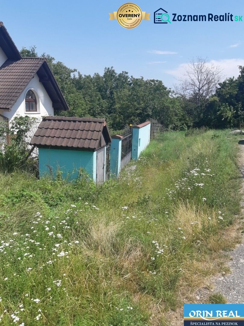 PREDAJ INVESTIČNÉHO POZEMKU V ŠENKVICIACH NA VÝSTAVBU RD - 2197 m2 - Trávnatý pozemok na Ružovej ulici v Šenkviciach s rodinným domom. Pozemky - bývanie.