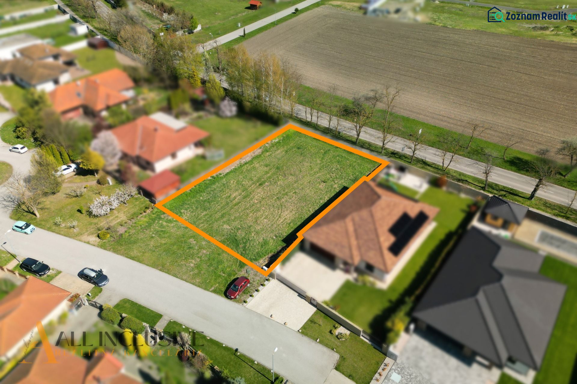 Na predaj 1046 m² stavebný pozemok, Malé Dvorníky - Pozemok na bývanie v Malých Dvorníkoch so zvýraznenými hranicami, vhodný pre stavbu domu.