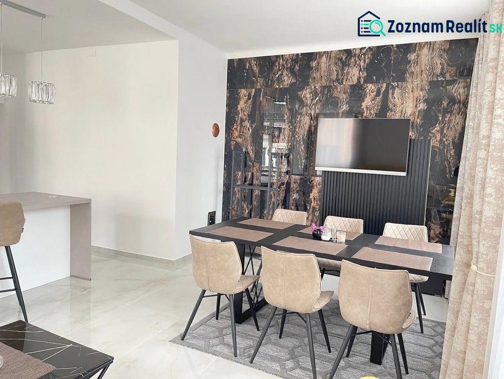Veľkorysý 3 izbový byt 87m2 po rekonštrukcii, Wiener Neustadt - Jedáleň so stolom a šiestimi stoličkami, podlaha s dreveným dekorom, televízor na stene.