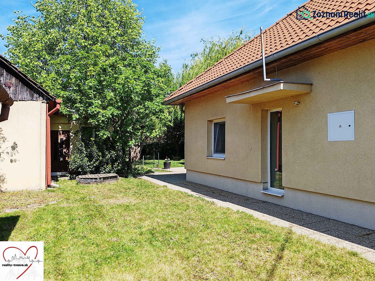 Predaj rodinného domu v Sládkovičove - Rodinný dom na Devátovej ulici v Sládkovičove s trávnikom a stromami.