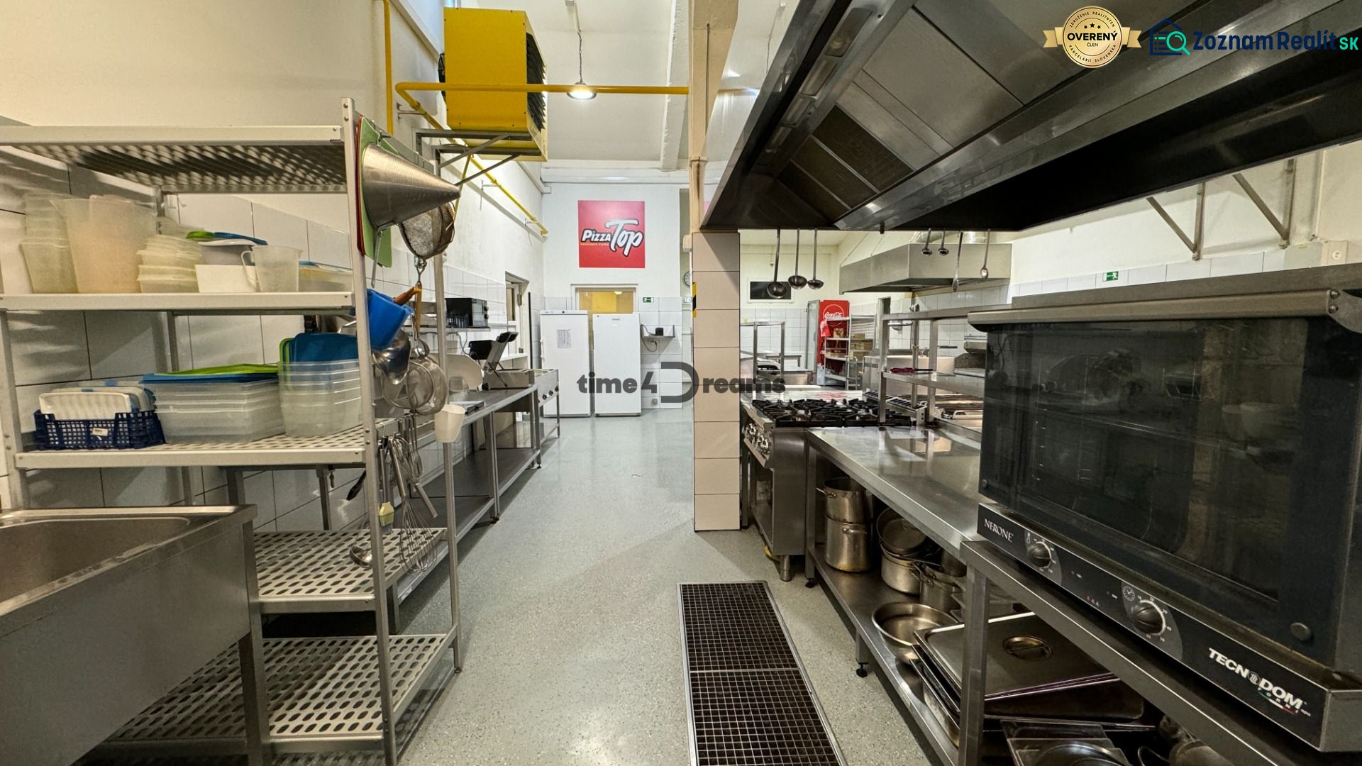 ODSTÚPENIE gastro prevádzky PIZZA Top v Nitre - Profesionálna kuchyňa s nerezovými spotrebičmi, gastro priestory a skladovacie police na kuchynské potreby.