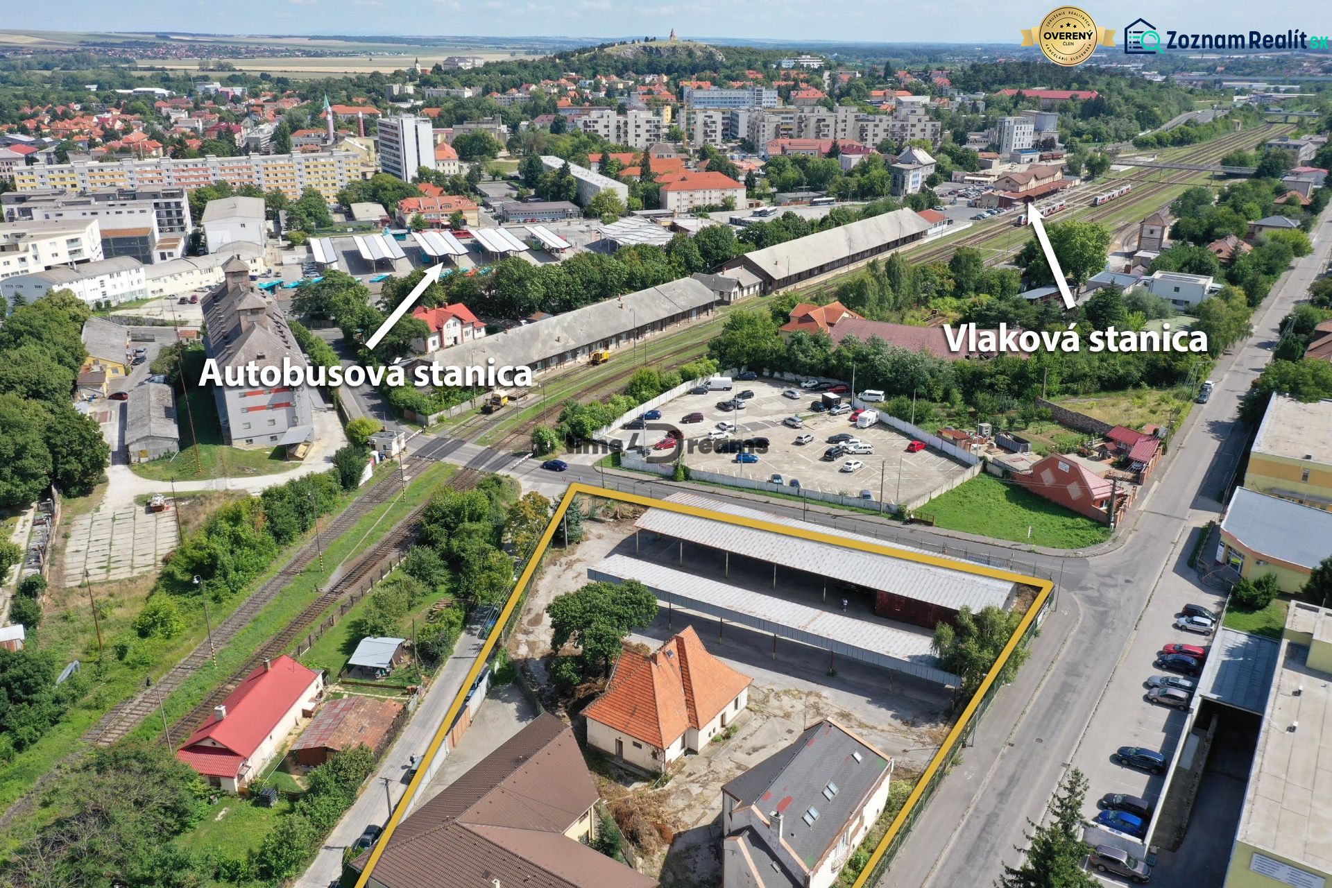 NA PRENÁJOM skladové priestory - areál v centre Nitry - Letecký pohľad na sklady a haly na Železničiarskej ulici v Nitre s blízkou stanicou.