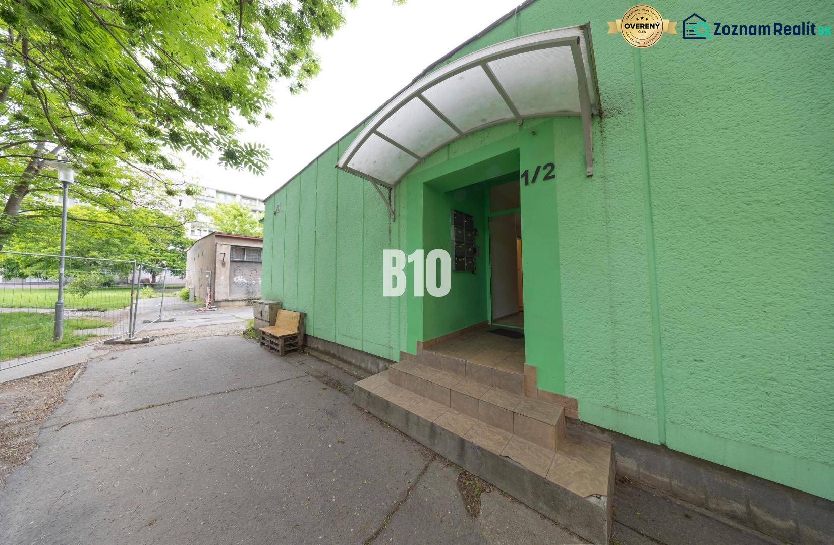 Mesačná ul. - administratívna budova/ubytovacie zariadenie - Vchod do zeleného objektu na ulici Bratislava-Ružinov - Ostredky pri kanceláriách.