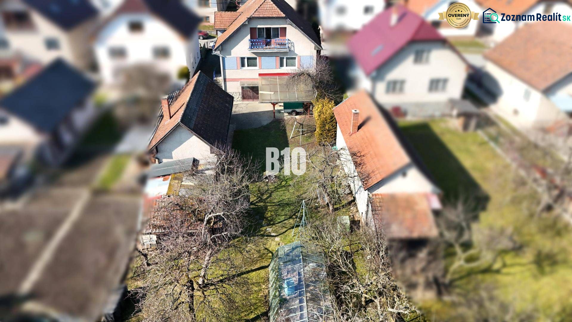 Veľký rodinný dom Turany - Rodinný dom v Turanoch s dvorom, záhradou a okolitými domami.