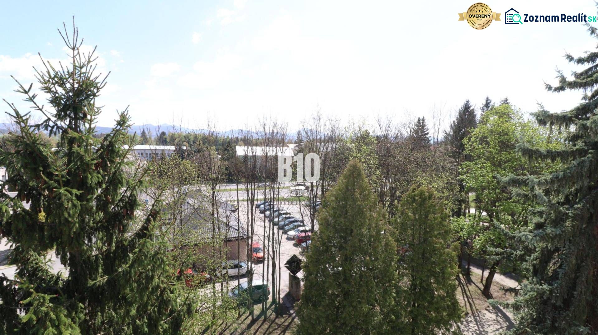 3 izbový byt SEVER, výborná ulica - Výhľad z 3-izbového bytu v Martine, s výhľadom na zeleň a parkovisko.