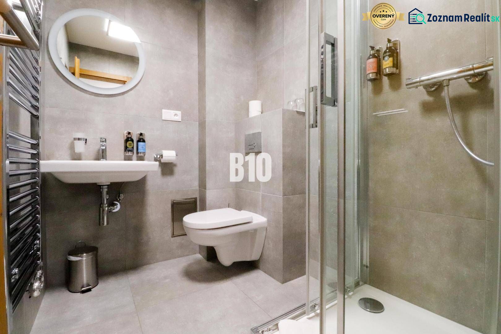 VKUSNE ZARIADENÝ apartmán v TOP lokalite v lyž. stredisku SNOWLAND Val - Kúpeľňa Rekreačného apartmánu so sprchovacím kútom, toaletou a umývadlom v elegantnom dizajne.