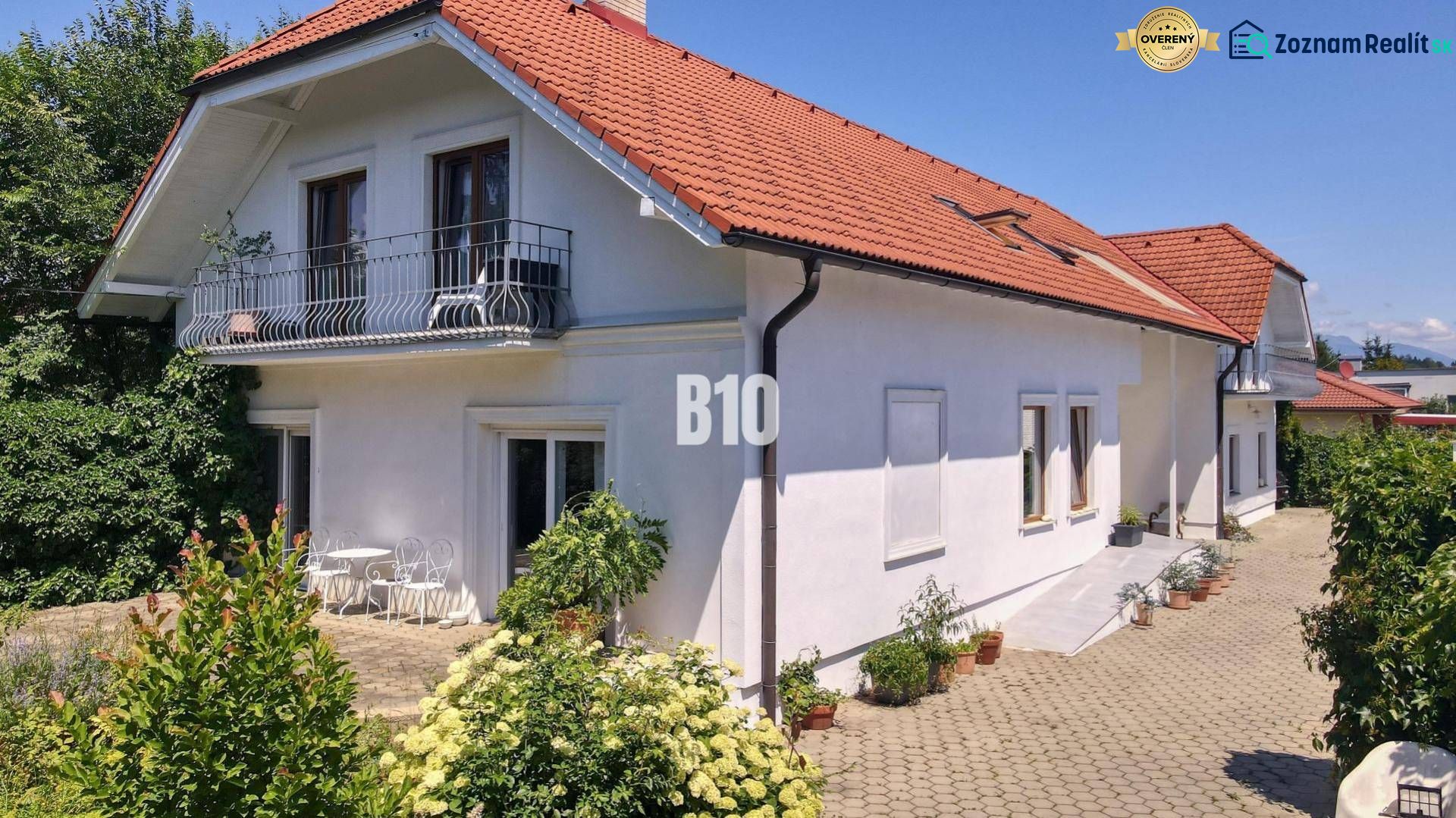 Žabokreky - unikátna nehnuteľnosť pre viacgeneračné bývanie alebo podn - Rodinný dom v Žabokrekoch s terasou a záhradou, obklopený zeleňou.