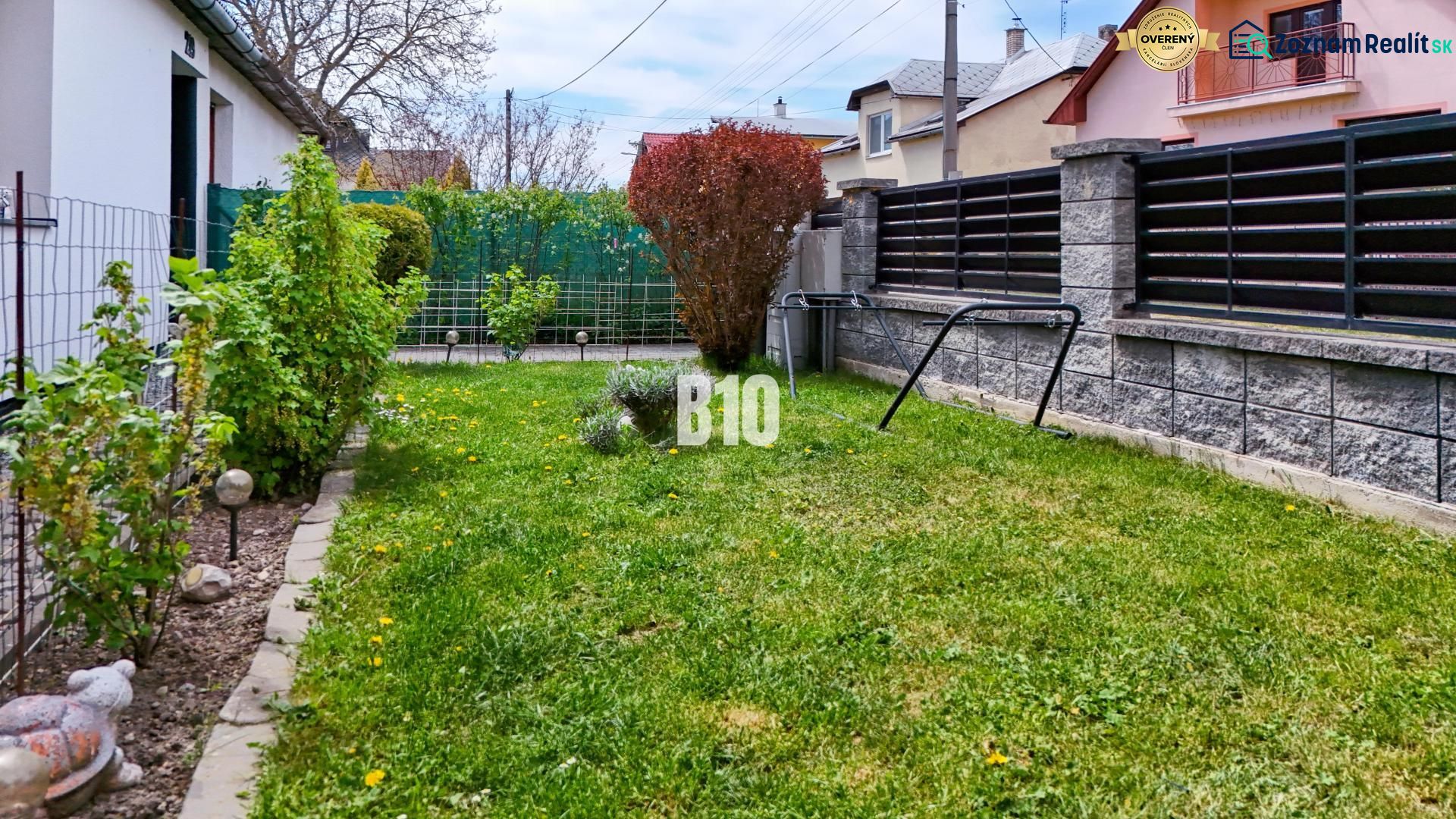 Ideálne bývanie: Zariadený dom 85m² s nízkymi nákladmi - Záhrada pri rodinnom dome v Košťanoch nad Turcom, trávnik, ploty a zeleň.
